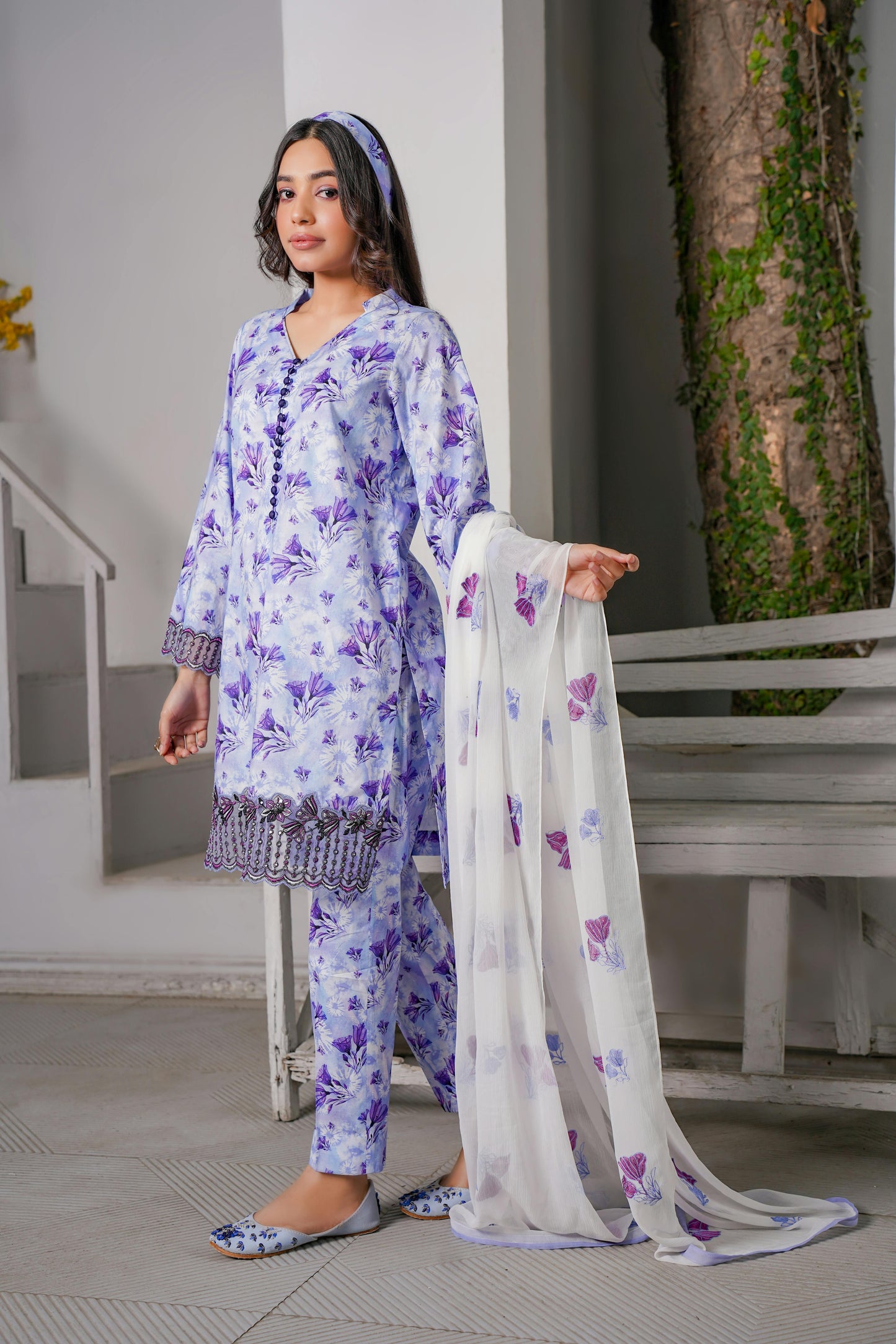 Un-stitched 3-piece embroidered lawn By Gulzar Yousaf Volume 3-code D/01(lavender)