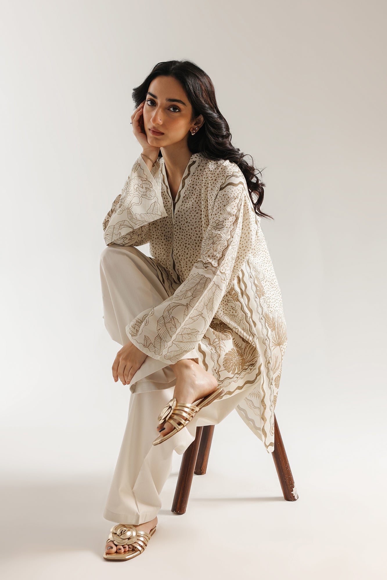 ETHNC-PRINTED KURTI-VANILLA ICE |
SHIRT - A LINE FIT - BAN NECK WITH SLIT - FLARED SLEEVES - SHORT LENGTH