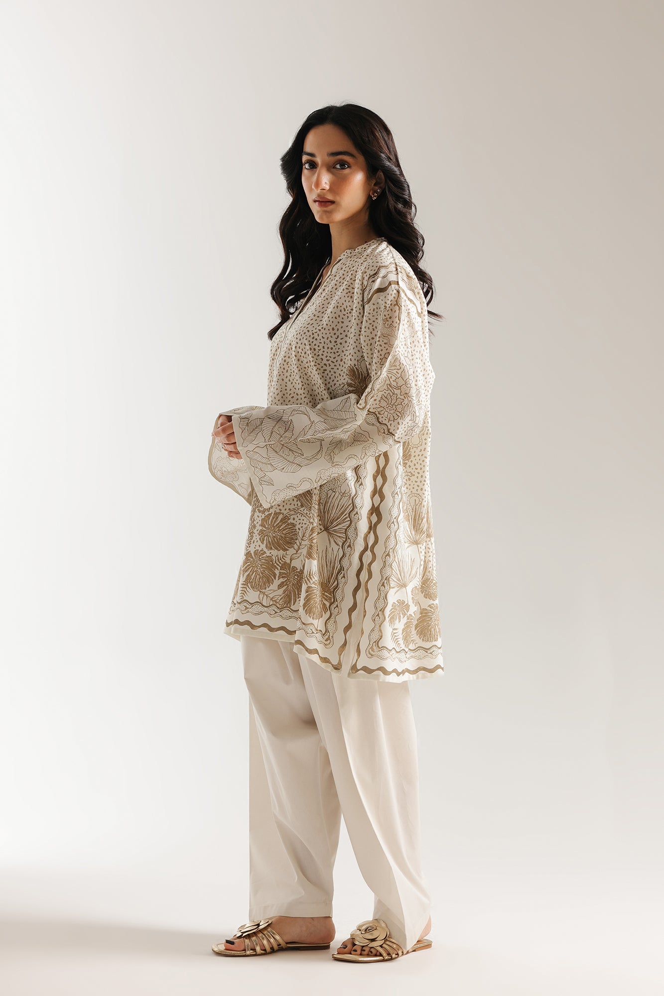 ETHNC-PRINTED KURTI-VANILLA ICE |
SHIRT - A LINE FIT - BAN NECK WITH SLIT - FLARED SLEEVES - SHORT LENGTH