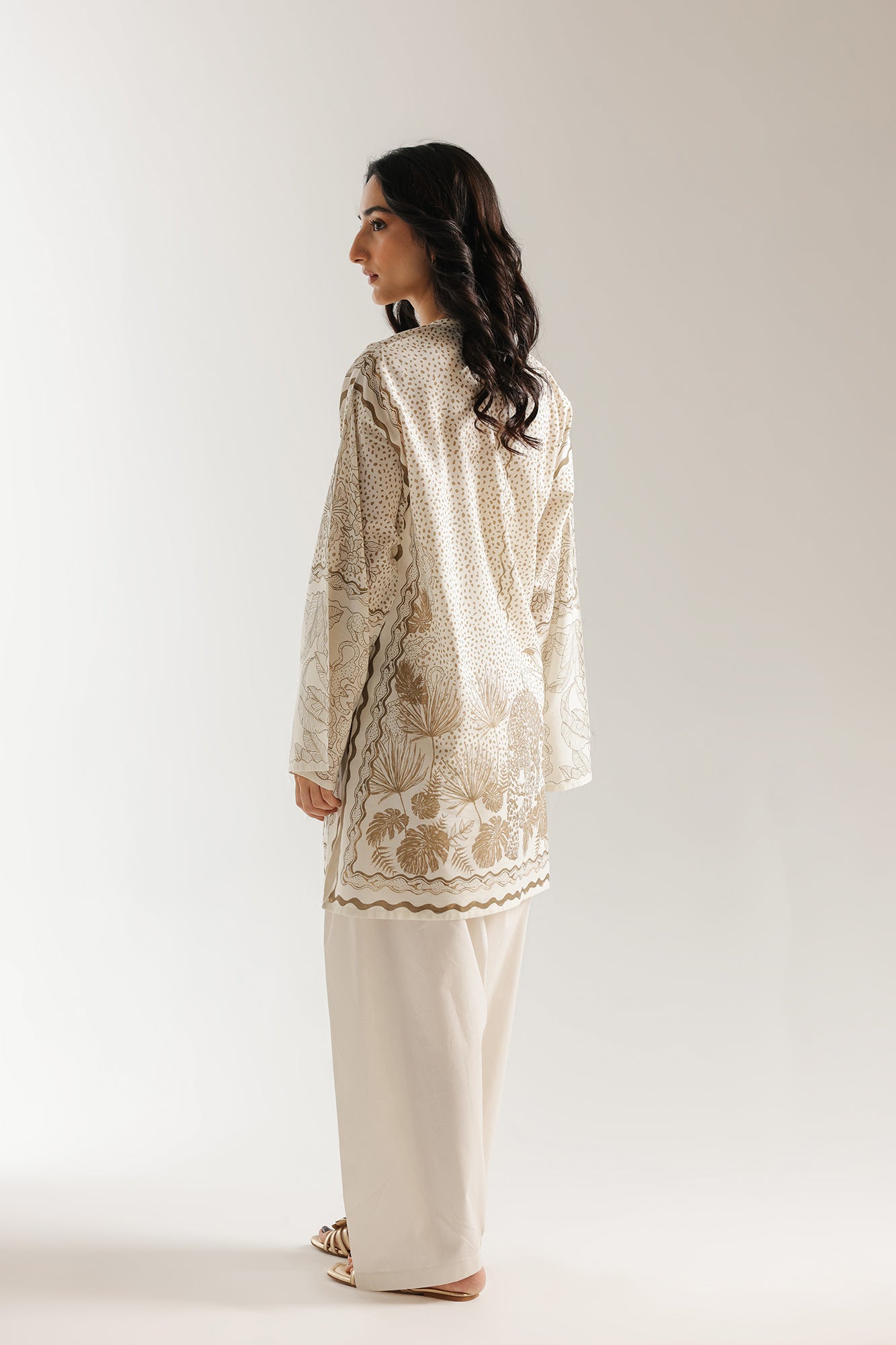 ETHNC-PRINTED KURTI-VANILLA ICE |
SHIRT - A LINE FIT - BAN NECK WITH SLIT - FLARED SLEEVES - SHORT LENGTH