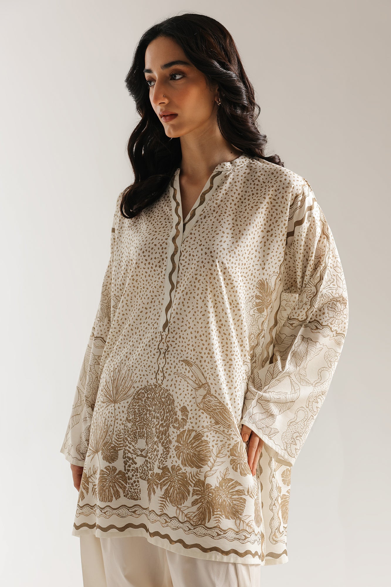 ETHNC-PRINTED KURTI-VANILLA ICE |
SHIRT - A LINE FIT - BAN NECK WITH SLIT - FLARED SLEEVES - SHORT LENGTH
