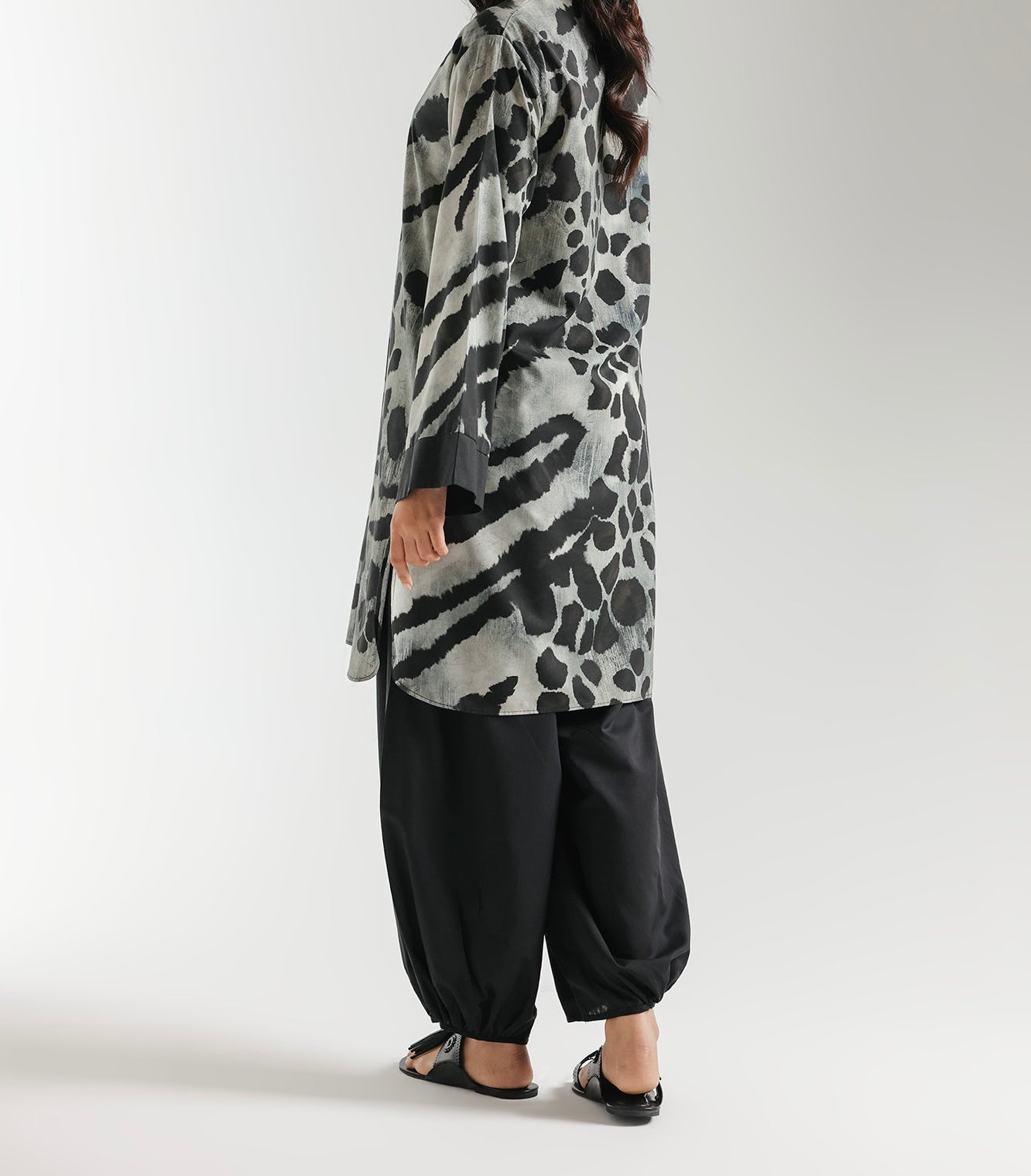 ETHNC - PRINTED SUIT - SHIRT - REALX FIT - V NECK - SHALWAR - GATHERED HEM - JET BLACK | E8069/102/902 - Bristy's Collection