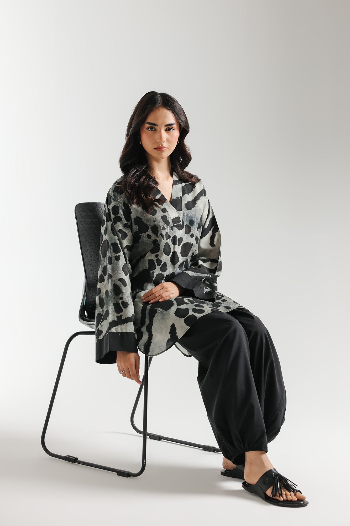 ETHNC - PRINTED SUIT - SHIRT - REALX FIT - V NECK - SHALWAR - GATHERED HEM - JET BLACK | E8069/102/902 - Bristy's Collection