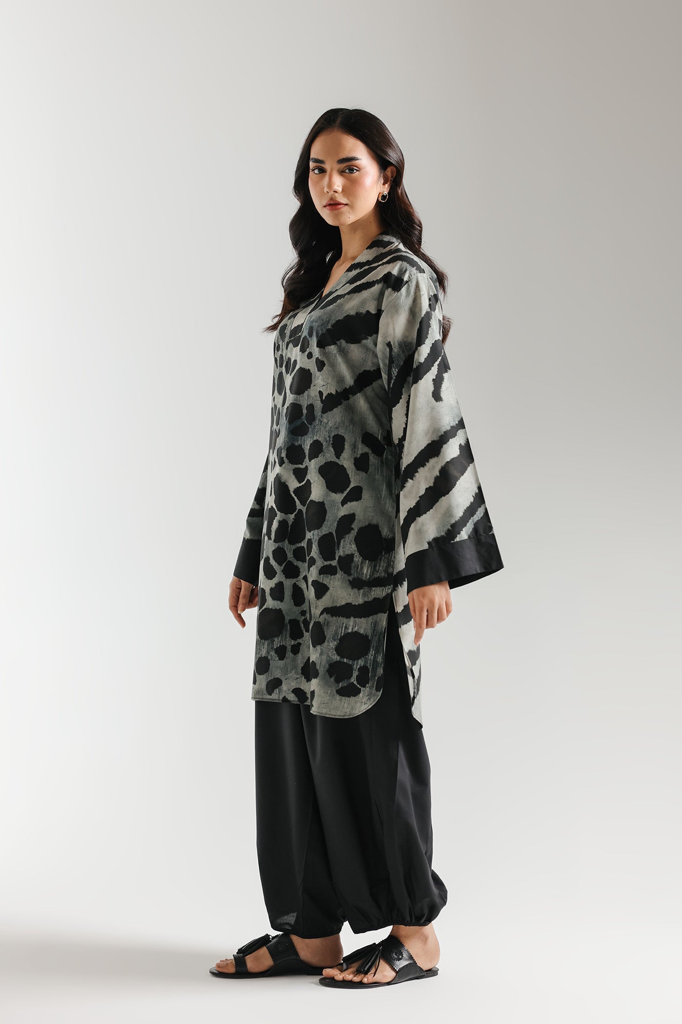 ETHNC - PRINTED SUIT - SHIRT - REALX FIT - V NECK - SHALWAR - GATHERED HEM - JET BLACK | E8069/102/902 - Bristy's Collection