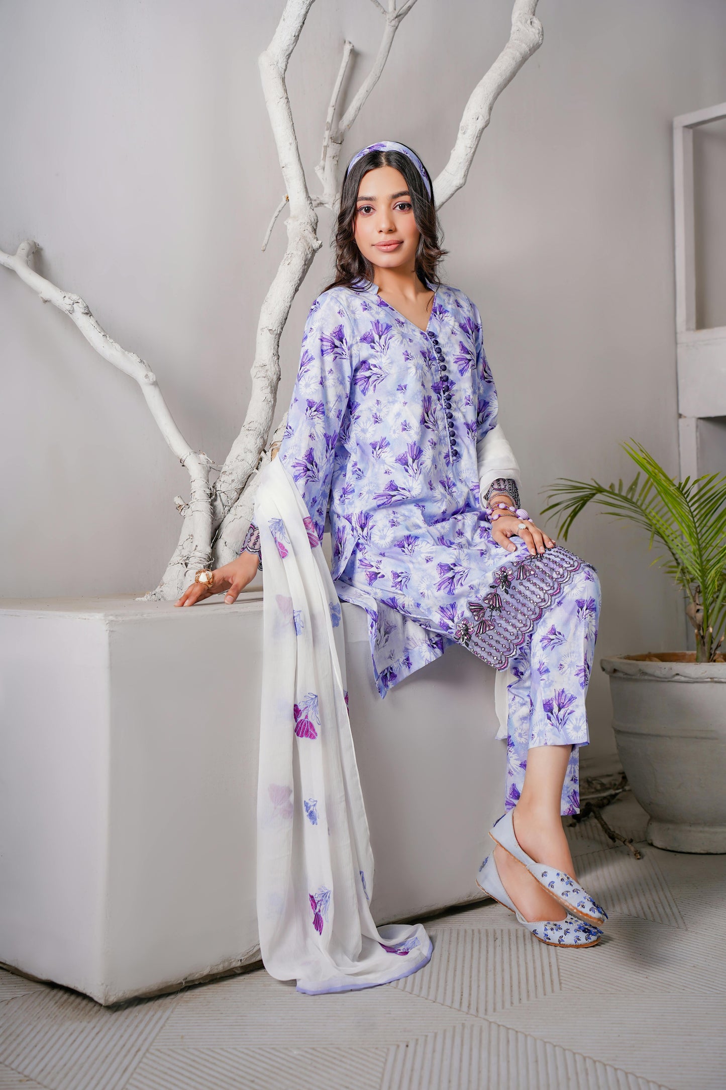 Un-stitched 3-piece embroidered lawn By Gulzar Yousaf Volume 3-code D/01(lavender)